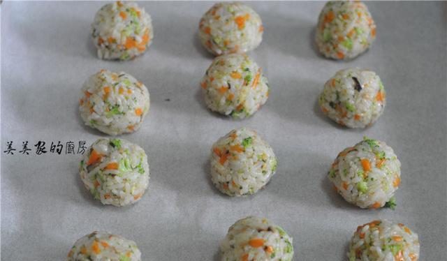 饭团■天热,这早餐成了儿子的最爱,连吃一周都不腻!两手一捏香喷喷!