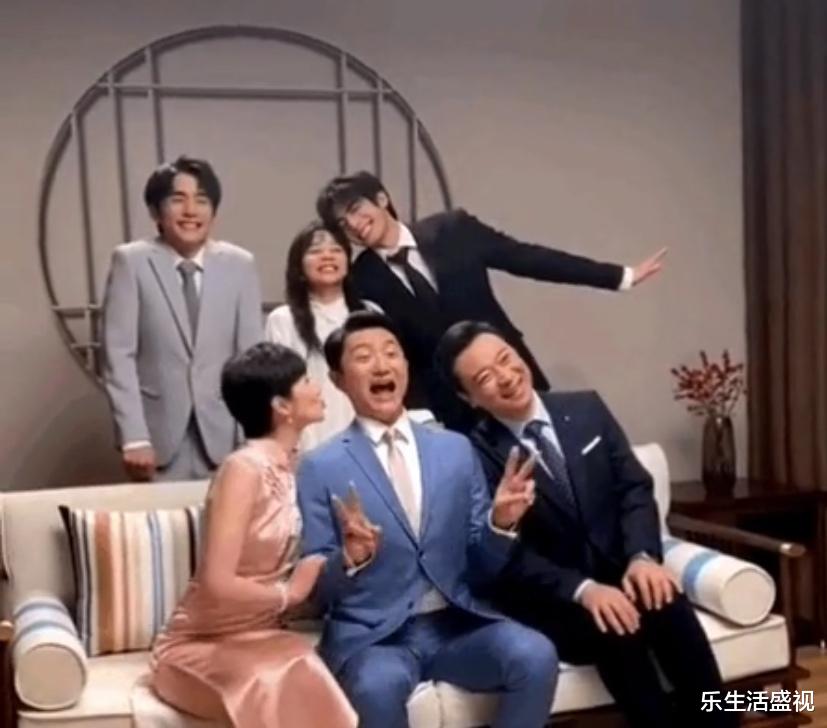 以家人之名|《以家人之名》贺子秋妈妈嫁给李爸了,小哥尖?尖终于在一个户口本了