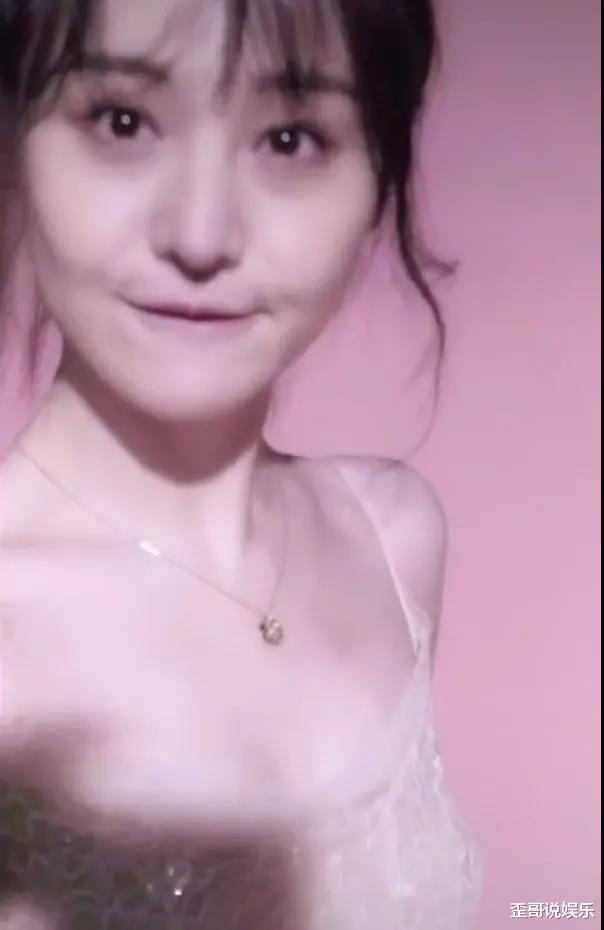 郑爽▲拍广告忘开美颜？当郑爽突然凑进镜头那一刻，网友：确定28岁？