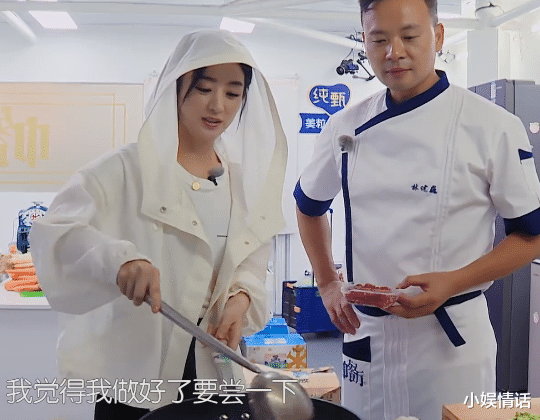 赵丽颖|赵丽颖向林大厨展示刀工，没想指甲却成热议，网友：都当妈的人了