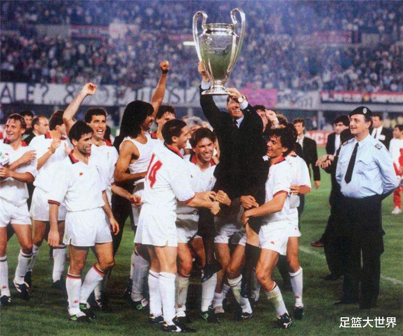 【德甲】生不逢时的拜仁神锋，投奔米兰遇上巴斯滕，笑傲德甲又逢大罗崛起