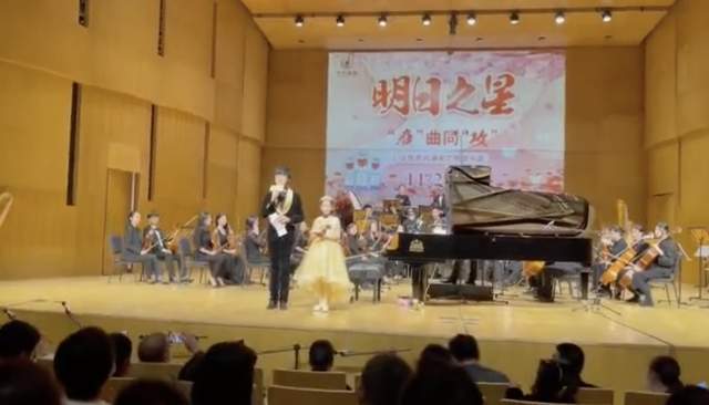 贾云馨|甜馨钢琴独奏《冰雪奇缘》，穿蓝色纱裙气质佳，笑容甜美台风稳健