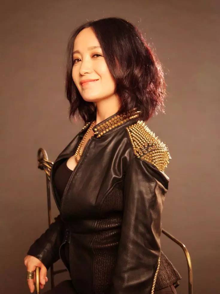 「春晚」曾连上4次春晚，与恩师同居怀孕被要求堕胎，如今51岁依然单身