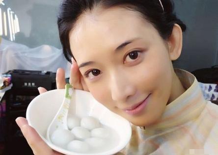 贾玲|100斤林志玲被夸赞，凭啥贾玲发福就被群嘲？爆肥的原因让人心疼
