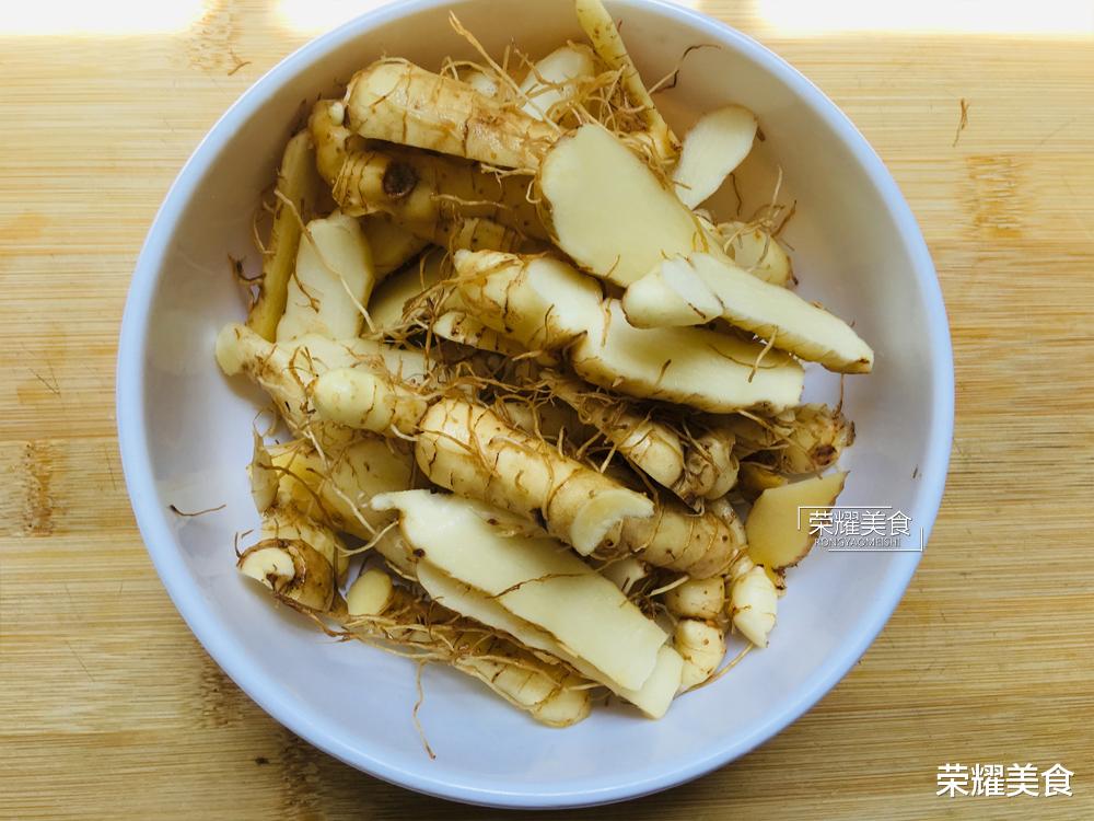 『玉竹』三伏天前最该喝这碗玉竹汤，入口甘醇芳香浓郁，扫走湿气迎三伏