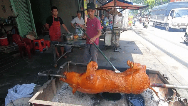 烤乳猪|旅游途中吃“烤乳猪”，不听导游的劝，1200元买了一整只，切开后：这是烤猪？