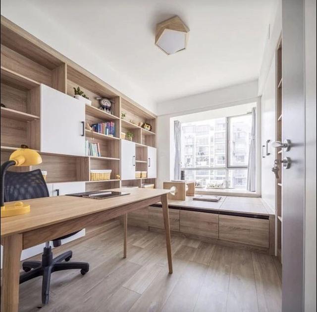 榻榻米|谁说榻榻米只能装卧室?装在阳台客厅,瞬间多出一间房谁看都羡慕