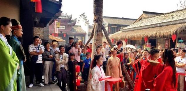[古镇]陕西不收门票的古镇，营业额却比其它的旅游点更多，网友：真机智