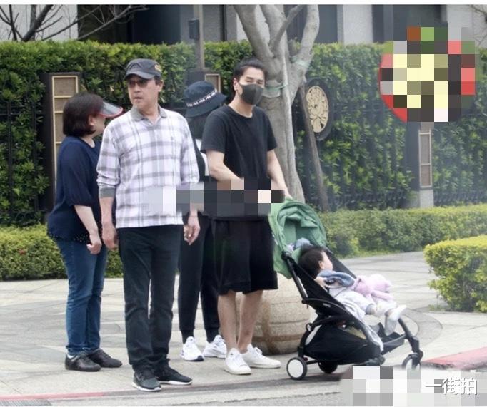 「高圆圆」高圆圆一家五口出街,小女儿首露正脸照,网友:肉嘟嘟圆脸像妈妈