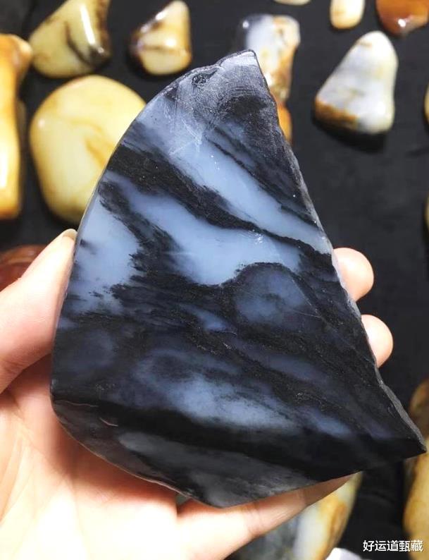|漆黑如墨就是和田玉墨玉吗？别傻了，这是新手玩家的认识