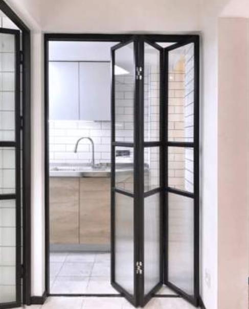 []卫生间别装平开门，越来越多人装这种门代替，隐私度好又高档