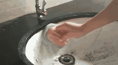 清洁厨房又油又冻手？告诉你一个小诀窍，不脏手不冻手照样洗干净