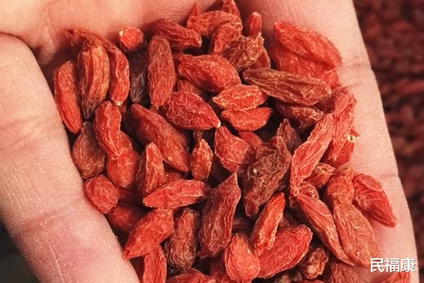 「枸杞」男人天天用枸杞泡水喝，一个月后，到底会收获到什么？别觉得惊讶