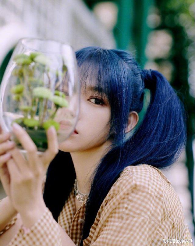 程潇|“漫画少女”程潇好绝，迷雾蓝发色配双马尾，女生看了都心动！