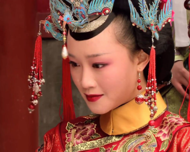 同样是嫁给王爷,浣碧满头珠玉,玉娆却一头绒花,原因为何?