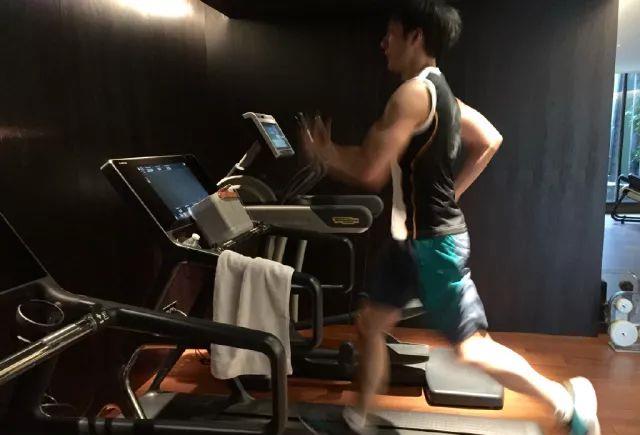 王力宏|44岁王力宏半裸出镜大秀身材，一周健身六次，肌肉碾压90%私教