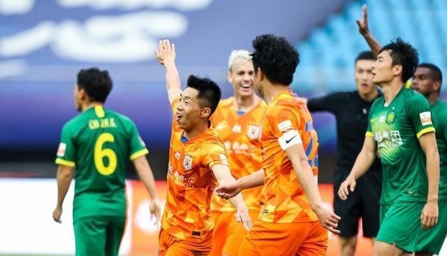 中超|中超赛场再现废人动作，球员直接被抬下，替补席大将欲反击