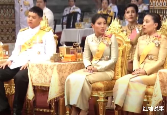 诗妮娜|35岁诗妮娜人缘堪忧，复宠后被整个王室排挤，独坐角落发呆好尬