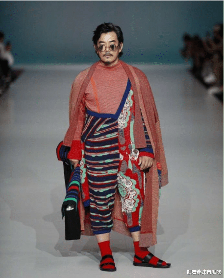 陈志朋▲继陈志朋之后,又一个“天王”走上不归路,穿衣打扮不忍直