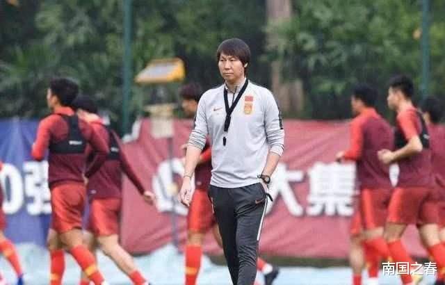 「上海上港」国足VS上港，首发阵容比拼，国足超级锋线现雏形？球迷：美如画！