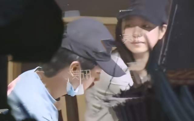 陈妍希|陈妍希拖家带口探班陈晓，变望夫石痴望老公，儿子东张西望很活泼
