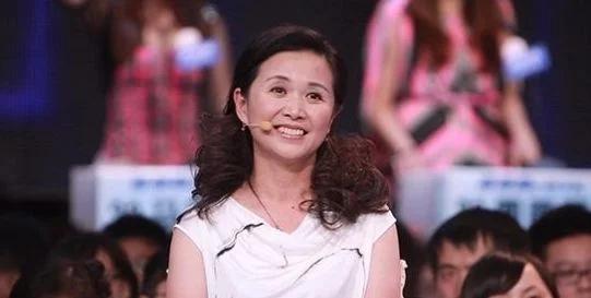 :参观非诚勿扰黄菡的家,家里装修太有品位了,连餐具都是青花瓷的