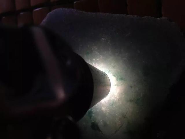 @一块与普通石头无差的石头，小伙高价买回，一刀切开后大家才懂！