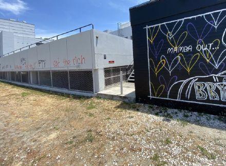 科比·布莱恩特@弗洛伊德事件愈演愈烈,但混乱中却有一丝暖意!科比壁画完好无损