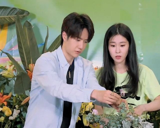 王一博张碧晨合作插花,谁注意一博看碧晨的样子,藏不住了