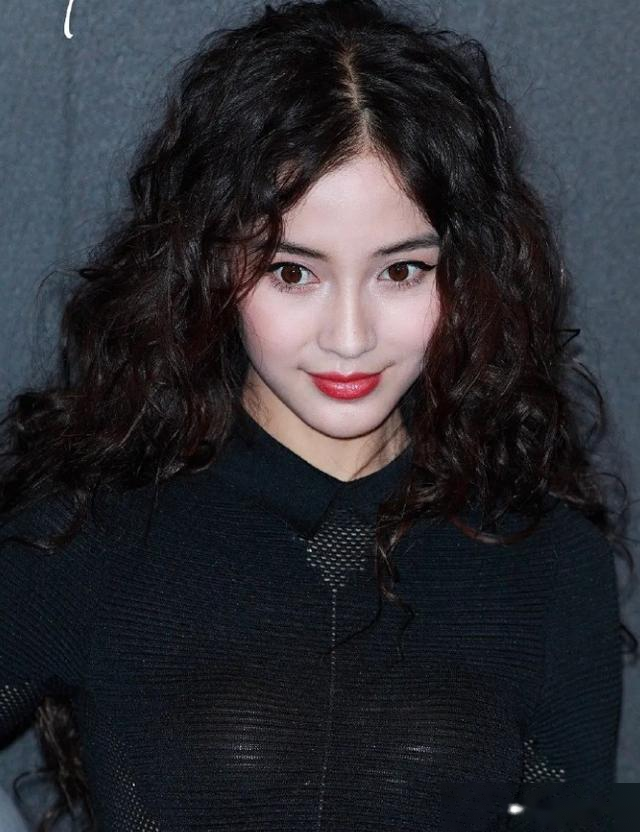 Baby被说只适合长直发，当换上很丑的“泡面卷”，果然颜值很重要