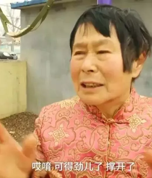 颈椎病|吓坏旁边大爷!68岁硬核大妈上吊式锻炼:治好颈椎病,还吊着睡觉