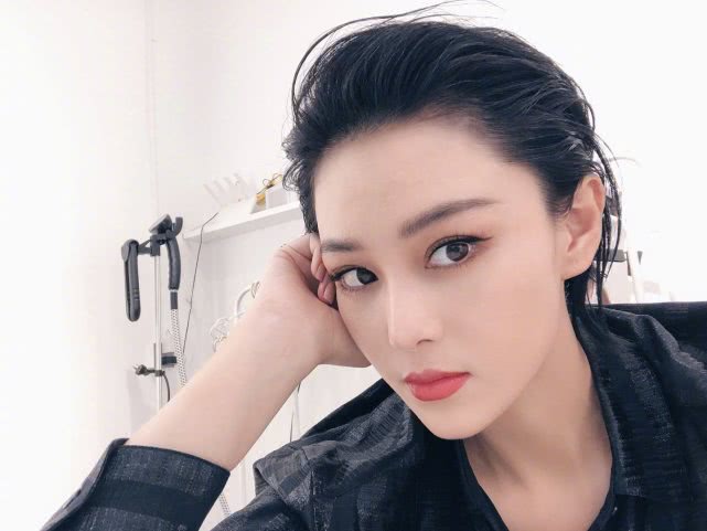 『张馨予』张馨予暗戳戳喊话何教官，羡慕其他夫妻可以一起拍视频，她的回复让人心疼