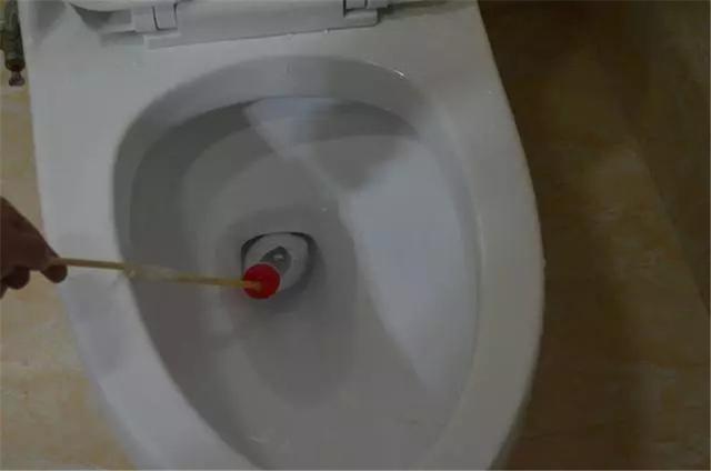『』马桶堵了,用保鲜膜就搞定?手把手详细教程来啦