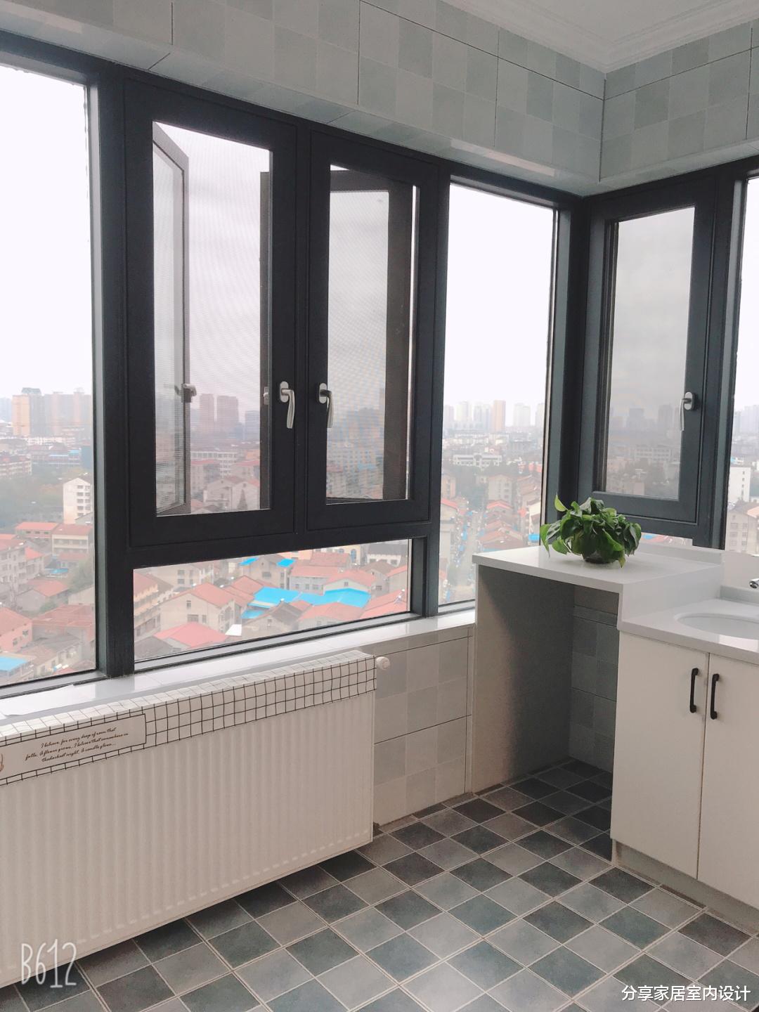 |她家断离舍装修，金属线条做电视墙，吊顶无灯带，简单耐看不过时