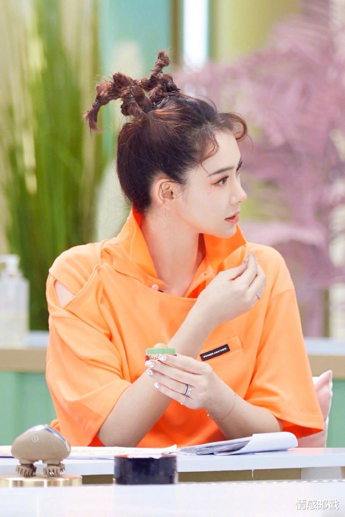 穿衣搭配■戚薇百变时尚穿搭,粉衣搭配粉发带甜美,鹅黄色露肩裙清新少女感