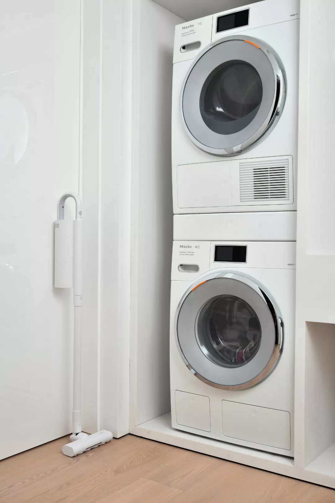 洁癖小哥的200㎡独居豪宅：智能控制家里一切，连狗都是电子的