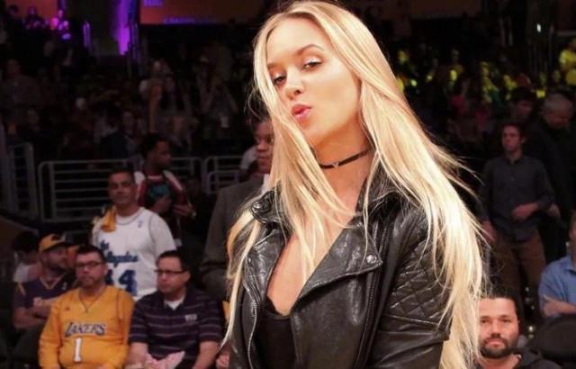 「湖人队」30岁金发湖人女球迷，恋上76岁亿万富豪，因篮球结缘双方自称真爱