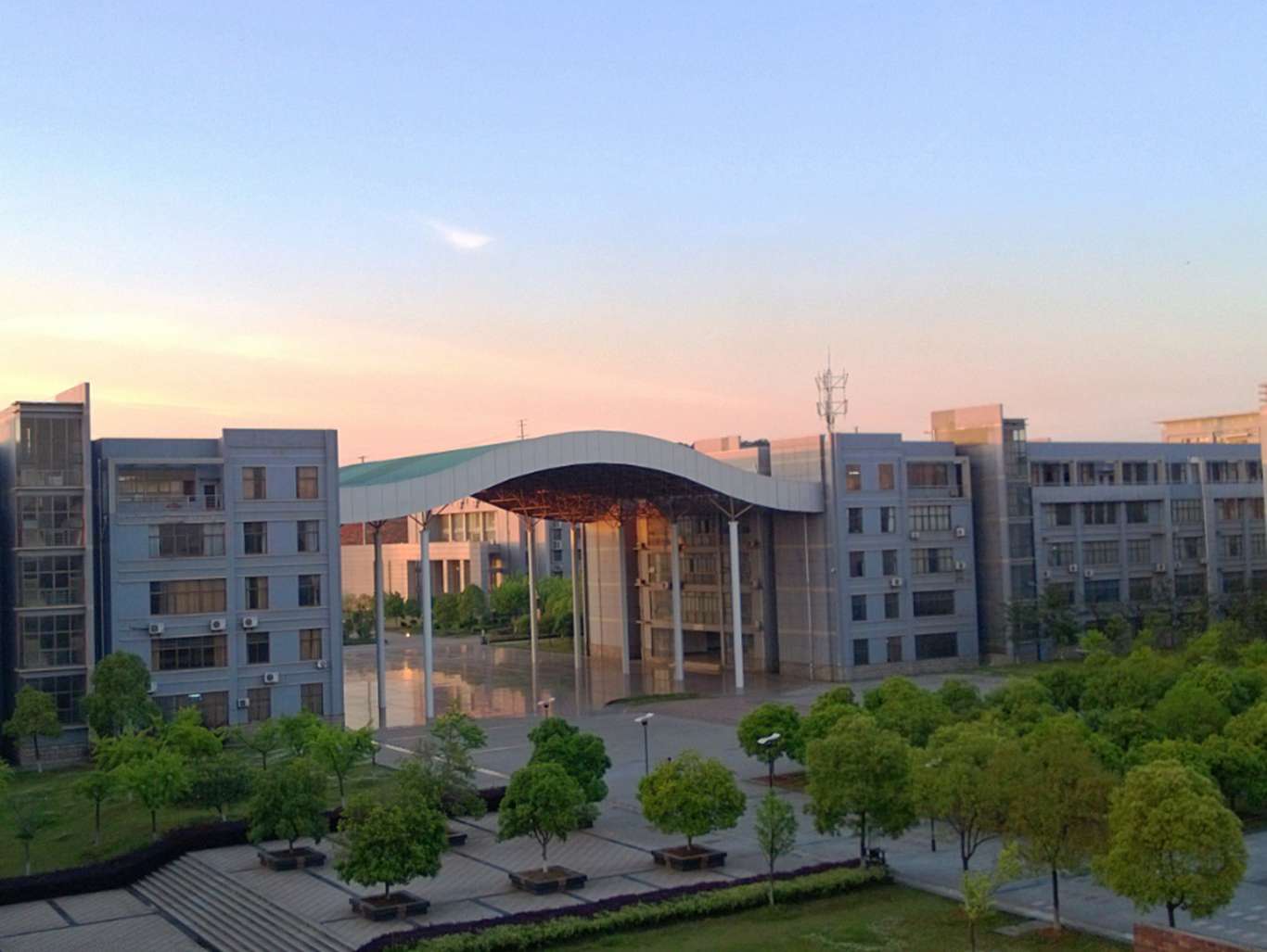 招生|今年高考招生爆冷的三所名牌大学,录取分很低,捡漏的学生太幸运