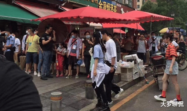 『赵丽颖』赵丽颖刚出超市就被认出，路人立马拿起手机拍照，生图暴露真实颜值