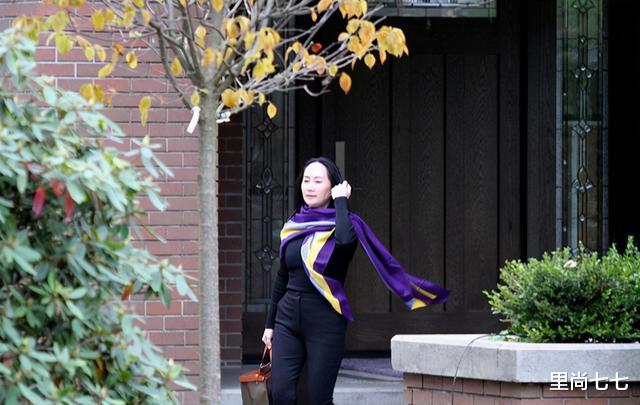 孟晚舟|时隔3天现身,孟晚舟又披紫色丝巾,头发不飘逸“眼神杀”却够劲