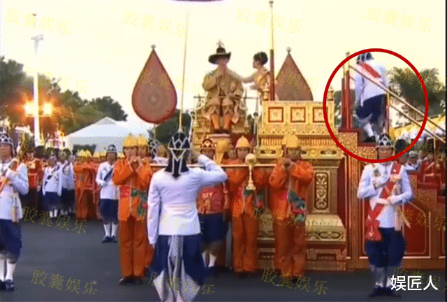 68歲泰國國王真無情，讓侍衛跪著下樓梯，為瞭排場將隨從視如草芥-圖4