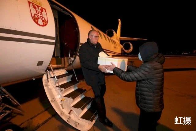 「杭州」巨无霸运输机运来384万个口罩，塞尔维亚华人：更期盼祖国运20来