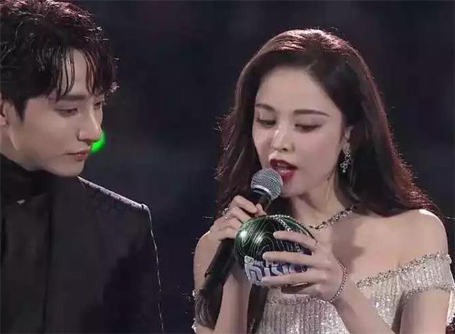 赵文卓|2005年，赵文卓给刘德华颁奖无人上台，尴尬喊话：有谁来代领一下