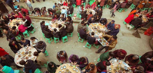 梅拉尼娅■特朗普现任真懂事！大继子结婚，拍全家福时看原配在场她赶紧蹿了