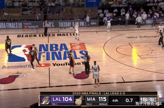 湖人队|两人提前离场！湖人输球超尬时刻：场上只剩3人差点违例 酱油男被迫营业