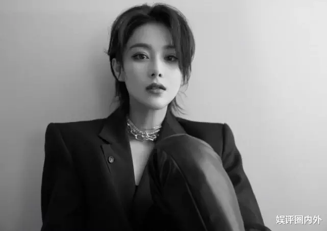 张馨予▲军嫂张馨予双手比心秀恩爱，军官老公何捷身后露出脑袋，她娇羞模样好可爱