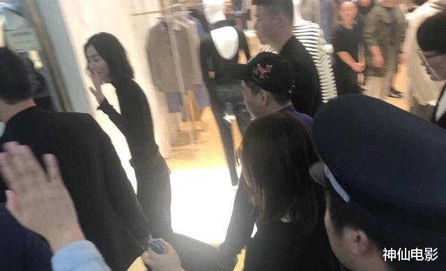 超模▲狠人！维密超模为减肥7年没来例假，背如薄纸两腿并紧都有间隙