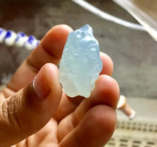 翡翠|3000拿下一块长条形的翡翠原石，还被朋友吐槽，成品出来真的是惊艳了！