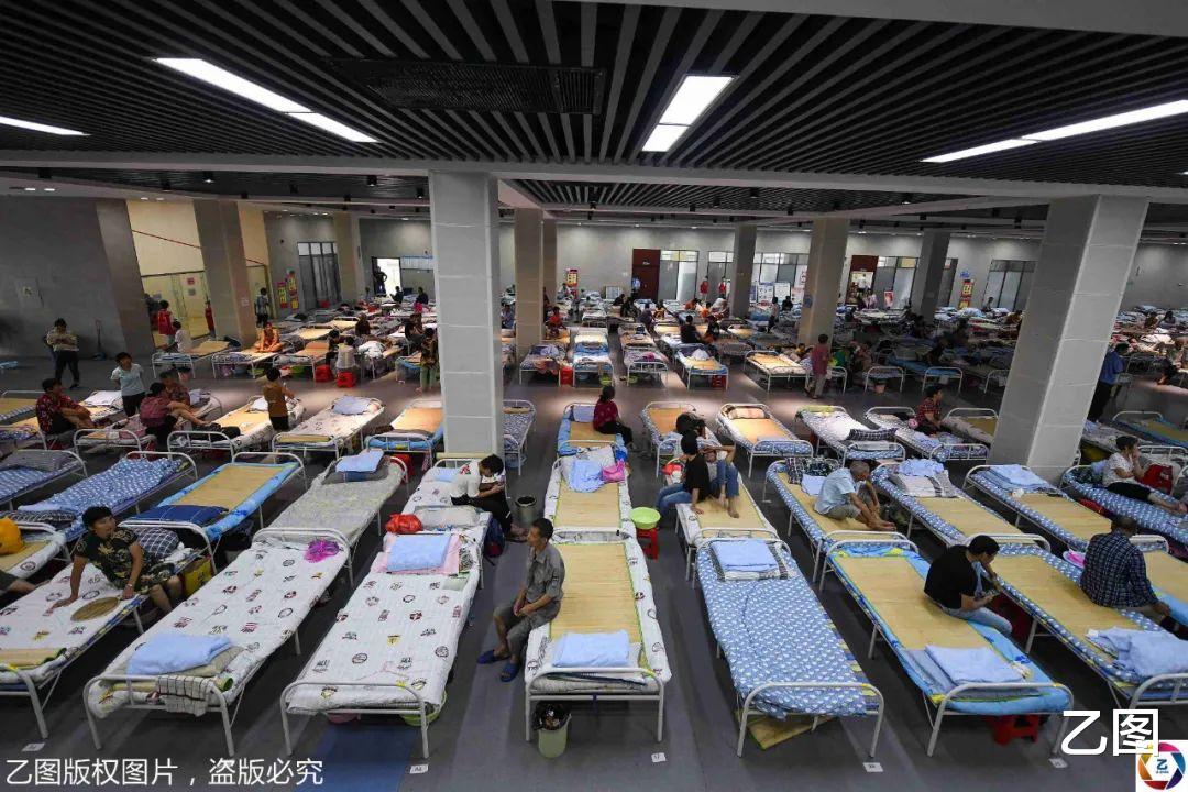 合肥|又见“方舱”：巢湖分洪14万人转移，学校体育馆8小时搭千张床铺