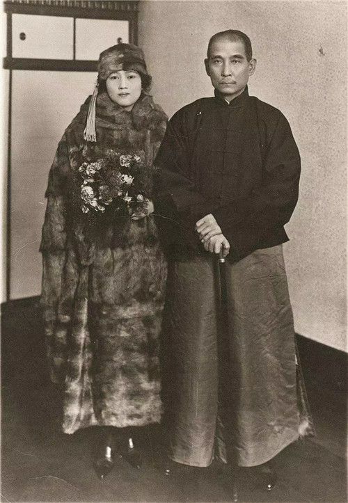 八宝山|17岁嫁54岁将军，22年怀孕16次，死后葬八宝山，名字家喻户晓